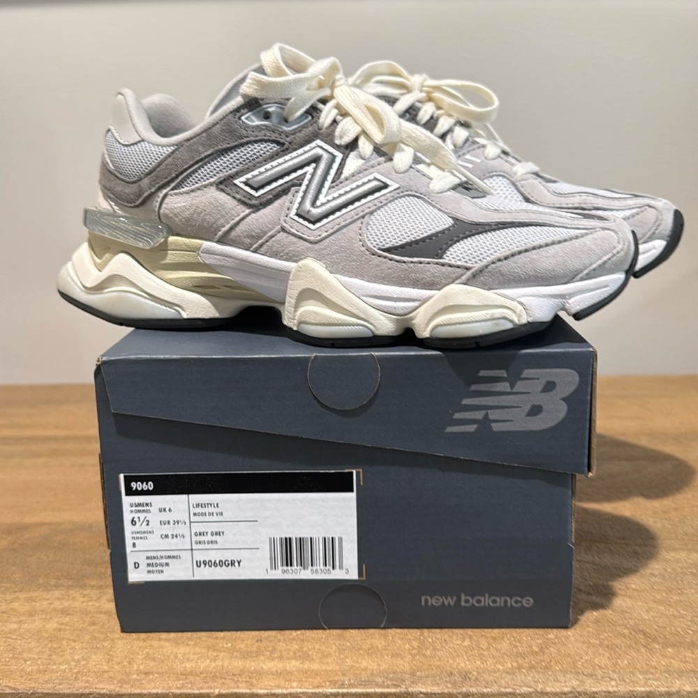 New Balance 9060 Women’s 8 w/box